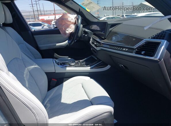 5UX23EM01R9S97181 2024 BMW X7 Gray Вид салону спереду