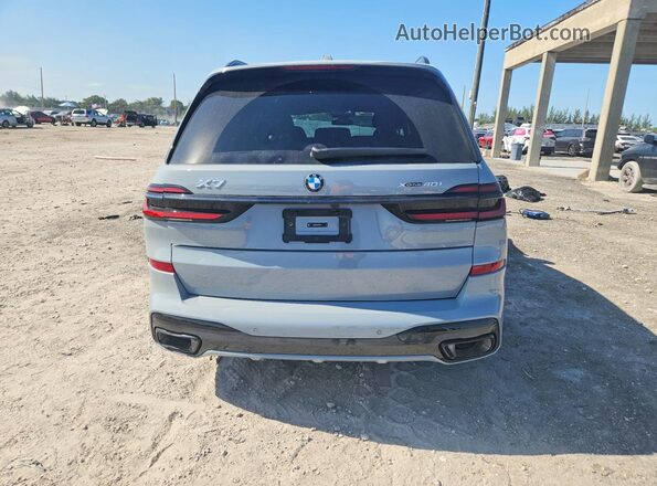 5UX23EM02T9328509 2026 BMW X7 Gray Вид ззаду