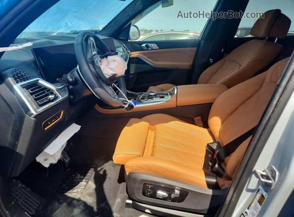 5UX23EM02T9328509 2026 BMW X7 Gray Вид салону спереду