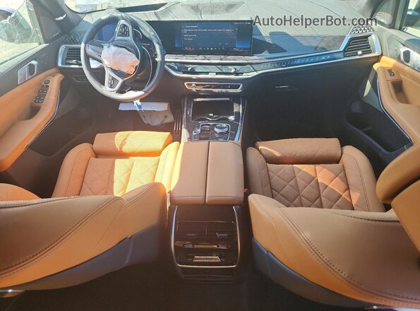 5UX23EM02T9328509 2026 BMW X7 Gray Вид панелі приладів