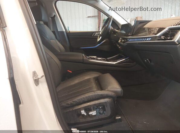 5UX23EM03P9R65527 2023 BMW X7 Белый Вид салона спереди