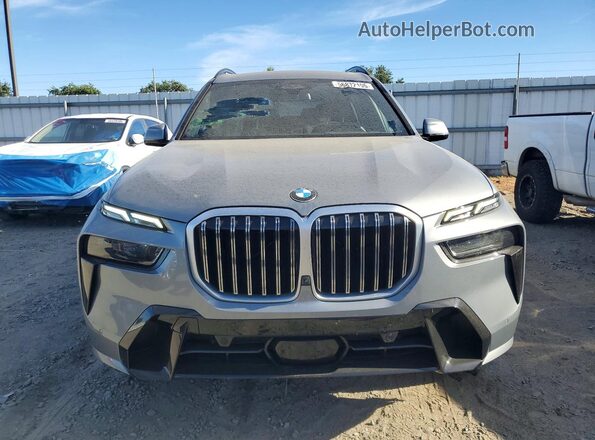 5UX23EM03R9U54435 2024 BMW X7 Gray Widok z przodu