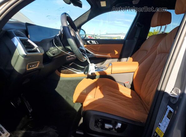 5UX23EM03R9U54435 2024 BMW X7 Gray Widok wnętrza z przodu