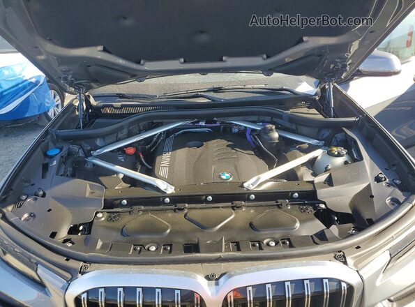 5UX23EM03R9U54435 2024 BMW X7 Gray Widok komory silnika