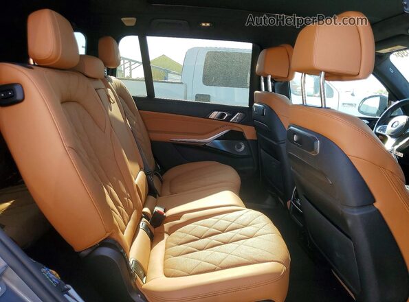 5UX23EM03R9U54435 2024 BMW X7 Gray Widok wnętrza z tyłu