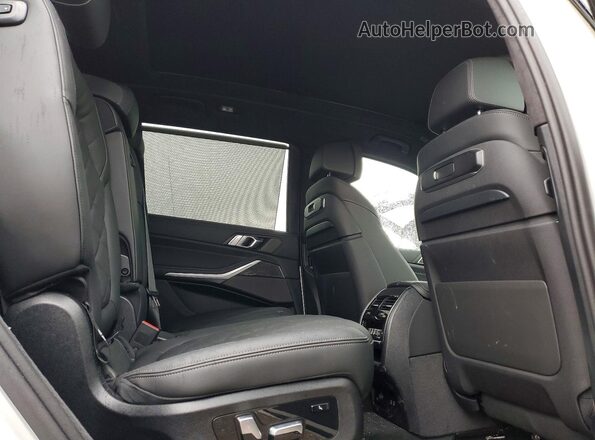 5UX23EM03S9Z35937 2025 BMW X7 White Widok wnętrza z tyłu