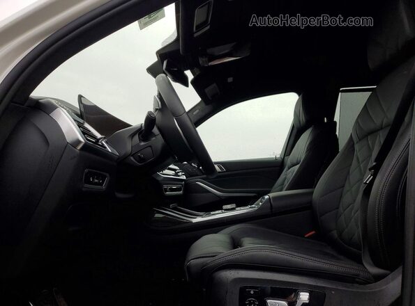 5UX23EM03S9Z35937 2025 BMW X7 White Widok wnętrza z przodu