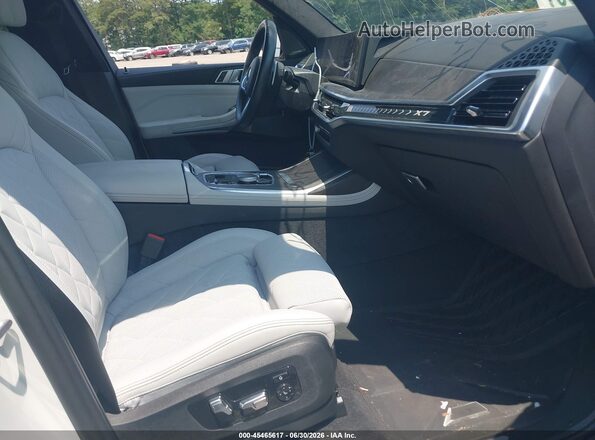 5UX23EM04R9W04519 2024 BMW X7 Белый Вид салона спереди