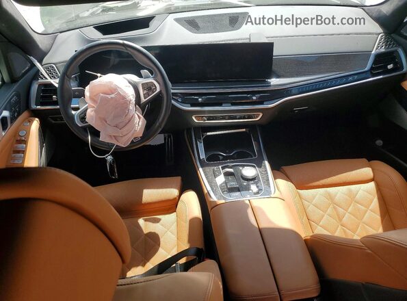 5UX23EM04S9Y67938 2025 BMW X7 Зеленый Вид панели приборов
