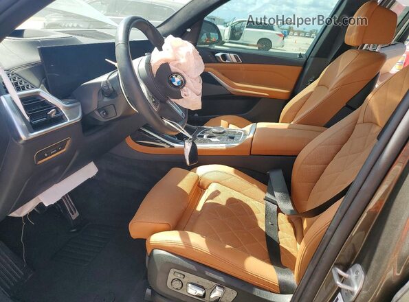 5UX23EM04S9Y67938 2025 BMW X7 Зеленый Вид салона спереди