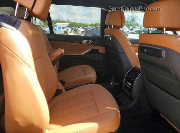 5UX23EM04S9Y67938 2025 BMW X7 Зеленый Вид задней части салона