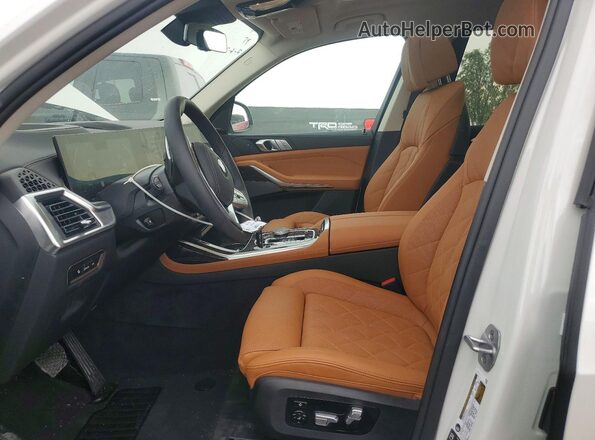 5UX23EM04V9428758 2027 BMW X7 Белый Вид салона спереди