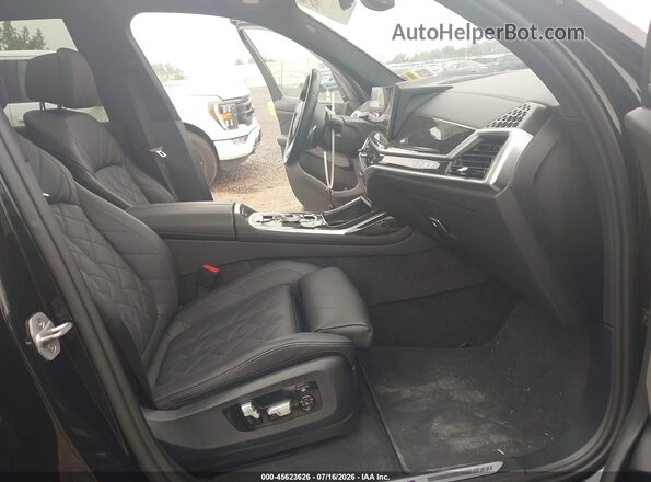5UX23EM05S9X70280 2025 BMW X7 Black Widok wnętrza z przodu