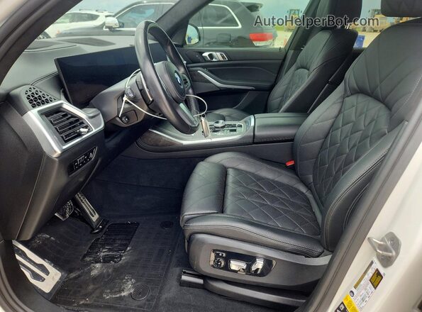 5UX23EM06P9P83739 2023 BMW X7 Белый Вид салона спереди