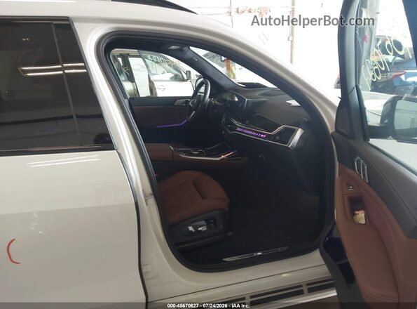 5UX23EM06V9428938 2027 BMW X7 White წინა სალონის ხედი
