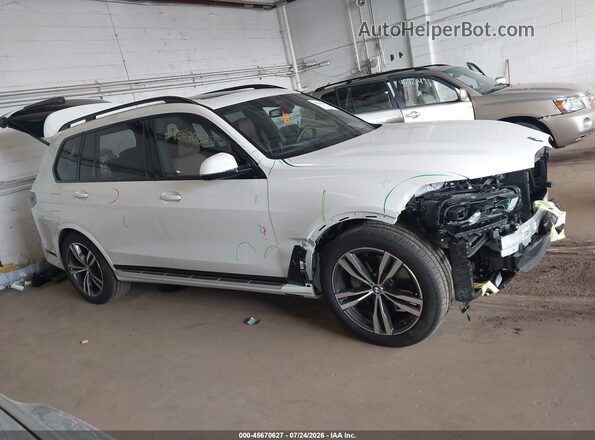 5UX23EM06V9428938 2027 BMW X7 White უკანა სალონის ხედი