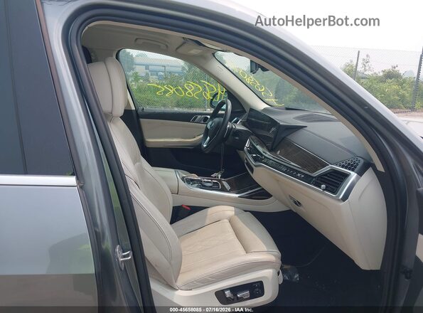 5UX23EM07P9P43931 2023 BMW X7 Серый Вид салона спереди
