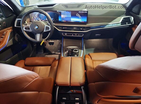 5UX23EM09S9008392 2025 BMW X7 Blue Առջևի վահանակի տեսք