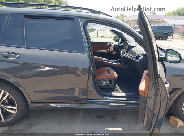 5UX23EM09S9Y92138 2025 BMW X7 Gray Front interior view