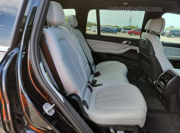 5UX23EM09S9Z32573 2025 BMW X7 Черный Вид задней части салона