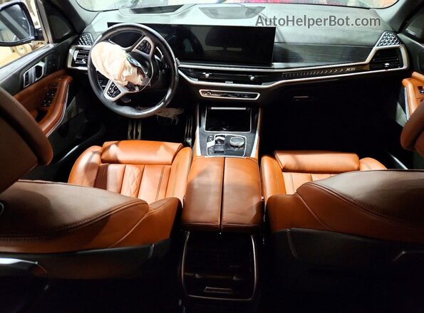 5UX23EU01R9S38938 2024 BMW X5 Green Dashboard view