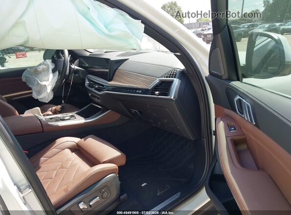5UX23EU01R9V32193 2024 BMW X5 White Front interior view