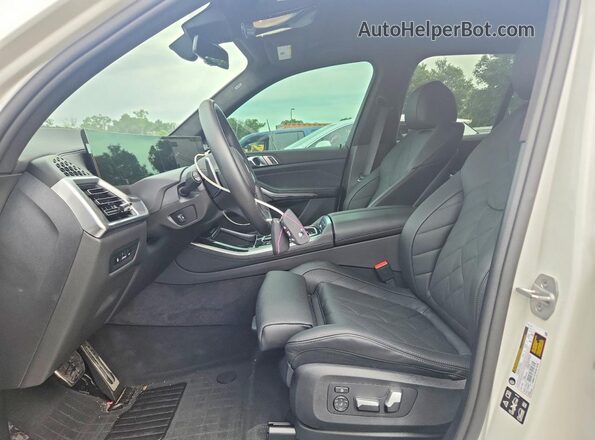 5UX23EU01T9069351 2026 BMW X5 White Widok wnętrza z przodu