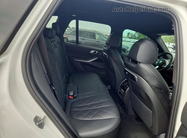 5UX23EU01T9069351 2026 BMW X5 White Widok wnętrza z tyłu