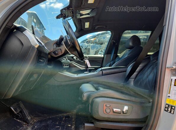 5UX23EU05R9S31166 2024 BMW X5 Gray Vista interior delantera
