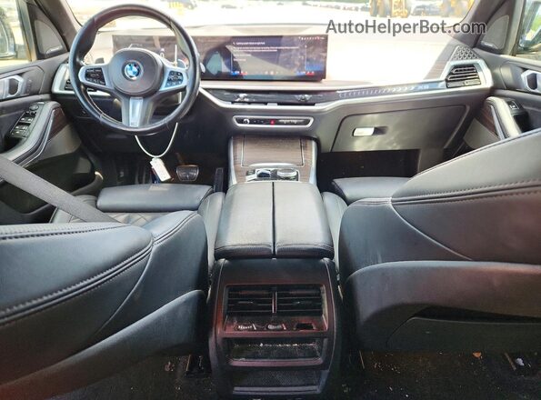 5UX23EU05R9S31166 2024 BMW X5 Gray Vista del salpicadero