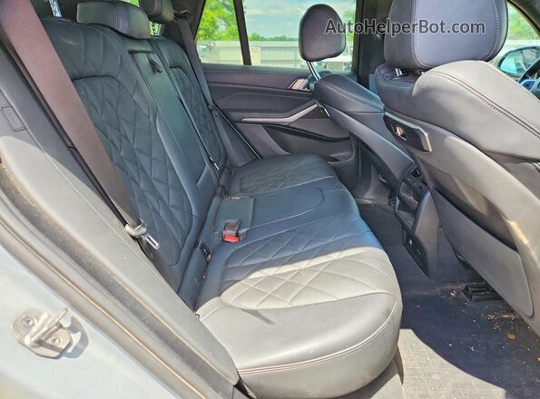 5UX23EU05R9S31166 2024 BMW X5 Gray Vista interior trasera