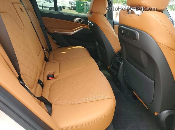 5UX23EU05R9S66337 2024 BMW X5 White Rear seats view