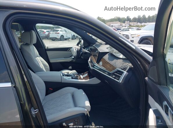 5UX23EU05S9W72060 2025 BMW X5 Green Widok wnętrza z przodu