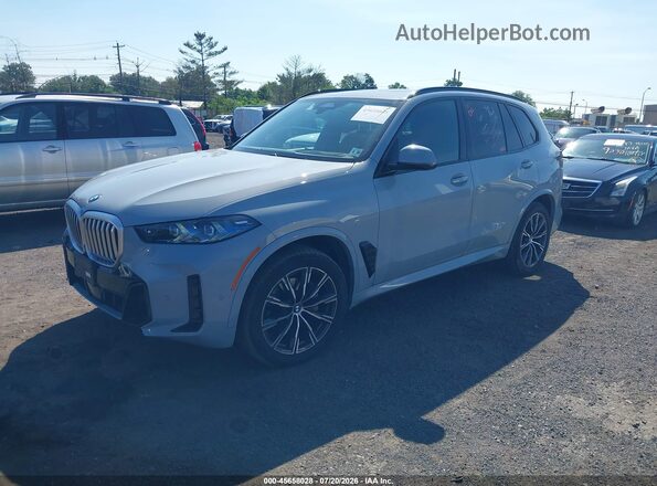 5UX23EU05T9154824 2026 BMW X5 Light Blue Առջևի ձախ երեք քառորդ տեսարան