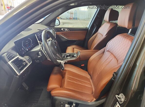 5UX23EU06S9Y67696 2025 BMW X5 Green Vista interior delantera