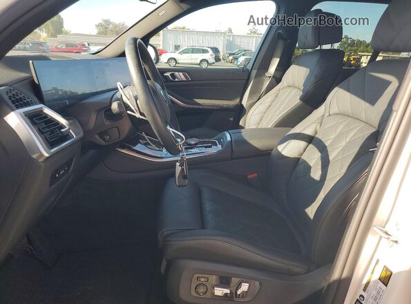 5UX23EU07S9Y56982 2025 BMW X5 White Front interior view