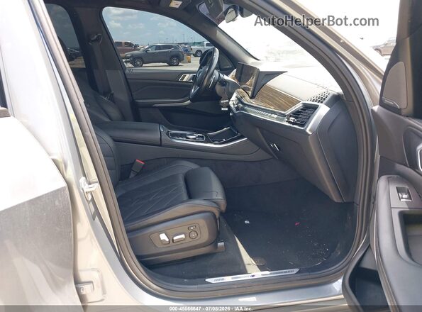 5UX23EU08R9V43577 2024 BMW X5 Gray Vista interior delantera