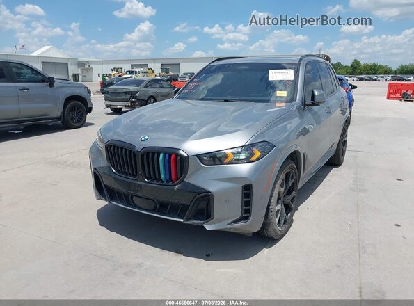5UX23EU08R9V43577 2024 BMW X5 Gray Vista tres cuartos delantera izquierda
