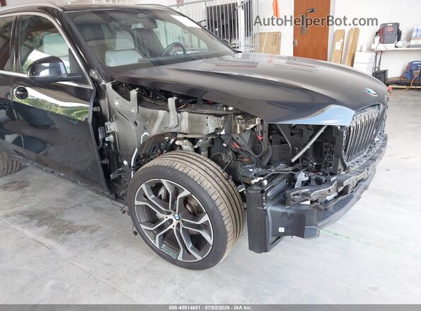 5UX23EU08S9W58119 2025 BMW X5 Black Front view