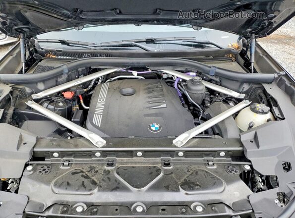 5UX23EU09R9V63093 2024 BMW X5 Black Vista del compartimento del motor