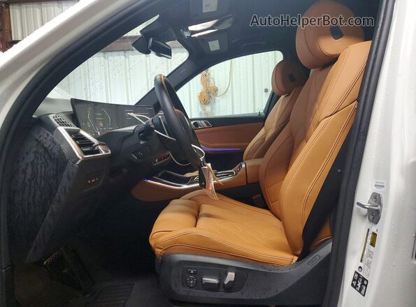 5UX23EU09T9385953 2026 BMW X5 White Front interior view
