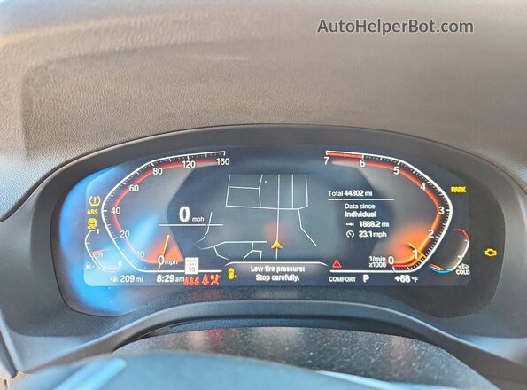 5UX33DT03R9V10857 2024 BMW X4 White ხელსაწყოთა პანელის ხედი