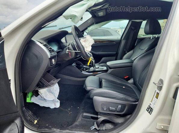 5UX33DT03R9W98912 2024 BMW X4 White Front interior view