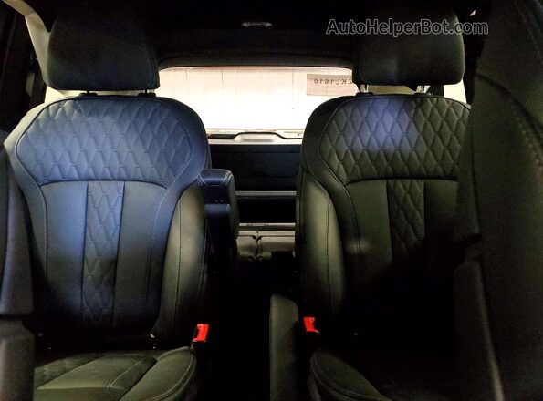5UX33EM02S9Y23621 2025 BMW X7 Gray Vista de los asientos traseros