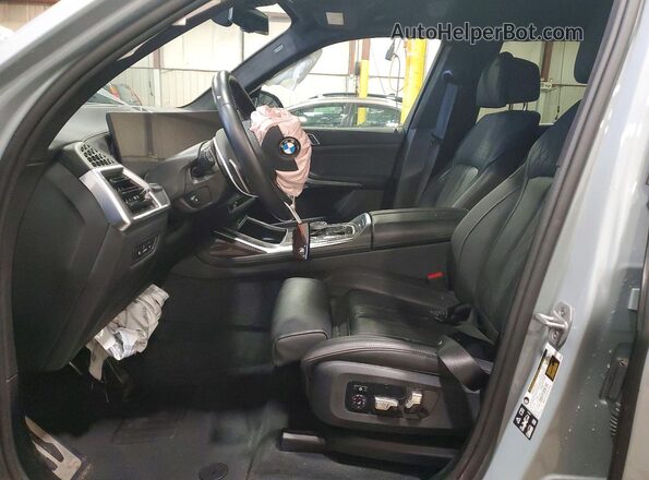 5UX33EM02S9Y23621 2025 BMW X7 Gray Vista interior delantera
