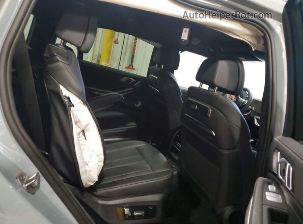 5UX33EM02S9Y23621 2025 BMW X7 Gray Vista interior trasera
