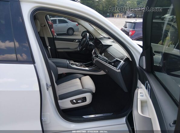 5UX33EM04P9P47469 2023 BMW X7 White Vista interior delantera
