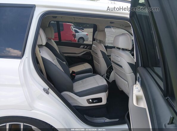 5UX33EM04P9P47469 2023 BMW X7 White Vista de la etiqueta del VIN