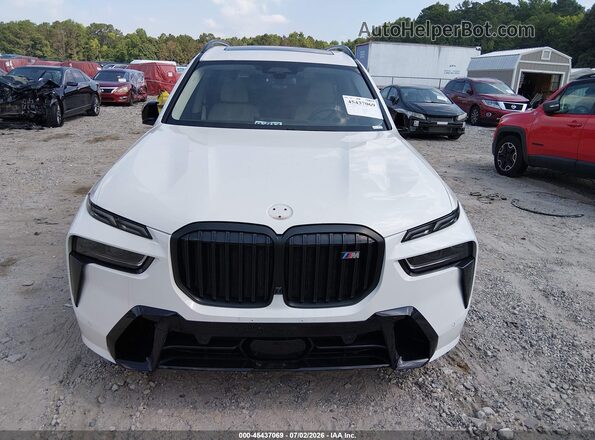 5UX33EM04P9P47469 2023 BMW X7 White Vista interior trasera