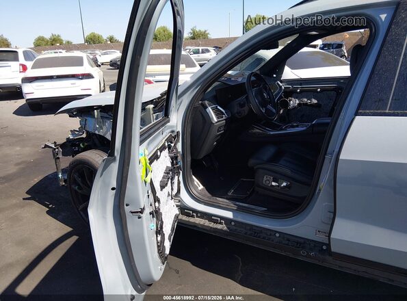 5UX33EM05R9S86530 2024 BMW X7 Gray Widok wnętrza z przodu
